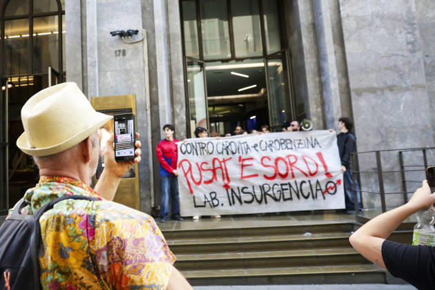 Activists Target Banks Over Cost-of-Living Crisis Activists from Insurgencia, together with the Argo and Kaos collectives, are organising a protest outside the Intesa Sanpaolo offices on Via Toledo in Naples. Some protesters are dressed as Spider-Man and are waving banners bearing the Neapolitan slogan ˜Pusate ™e sord!™. The activists accuse the banks of continuing to make excessive profits whilst ordinary people face growing financial hardship, and criticise the Meloni government for its response to the recent disruptions to fuel and food supplies. Napoli October 23 2026, ABP17373 Copyright: xAntonioxBalascox
