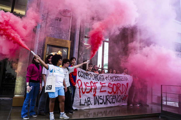 Activists Target Banks Over Cost-of-Living Crisis Activists from Insurgencia, together with the Argo and Kaos collectives, are organising a protest outside the Intesa Sanpaolo offices on Via Toledo in Naples. Some protesters are dressed as Spider-Man and are waving banners bearing the Neapolitan slogan ˜Pusate ™e sord!™. The activists accuse the banks of continuing to make excessive profits whilst ordinary people face growing financial hardship, and criticise the Meloni government for its response to the recent disruptions to fuel and food supplies. Napoli October 23 2026, ABP17515 Copyright: xAntonioxBalascox
