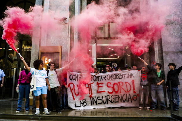Activists Target Banks Over Cost-of-Living Crisis Activists from Insurgencia, together with the Argo and Kaos collectives, are organising a protest outside the Intesa Sanpaolo offices on Via Toledo in Naples. Some protesters are dressed as Spider-Man and are waving banners bearing the Neapolitan slogan ˜Pusate ™e sord!™. The activists accuse the banks of continuing to make excessive profits whilst ordinary people face growing financial hardship, and criticise the Meloni government for its response to the recent disruptions to fuel and food supplies. Napoli October 23 2026, ABP17465 Copyright: xAntonioxBalascox