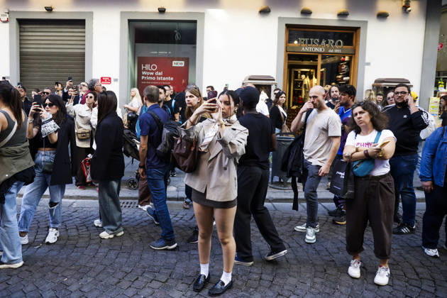 Activists Target Banks Over Cost-of-Living Crisis Activists from Insurgencia, together with the Argo and Kaos collectives, are organising a protest outside the Intesa Sanpaolo offices on Via Toledo in Naples. Some protesters are dressed as Spider-Man and are waving banners bearing the Neapolitan slogan ˜Pusate ™e sord!™. The activists accuse the banks of continuing to make excessive profits whilst ordinary people face growing financial hardship, and criticise the Meloni government for its response to the recent disruptions to fuel and food supplies. Napoli October 23 2026, ABP17501 Copyright: xAntonioxBalascox