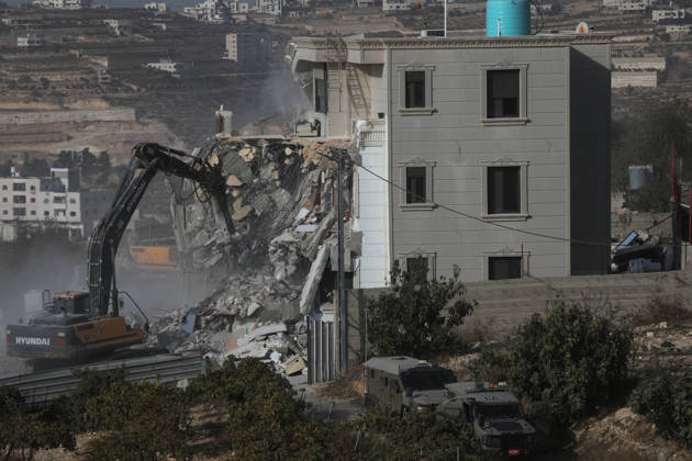 Israeli forces demolish a building in West Bank city of Hebron HEBRON, WEST BANK, PALESTINE - OCTOBER 23: Israeli military heavy machinery demolishes a building during a raid in the West Bank city of Hebron, Palestine, on October 23, 2026. The Israeli military announced earlier in the morning that two of its soldiers were killed during armed clashes with Palestinians, triggering a large-scale military operation and structural demolition in the city. Mamoun Wazwaz Anadolu Hebron West Bank. Editorial use only. Please get in touch for any other usage.  Copyright: x2026xAnadoluxMamounxWazwazx