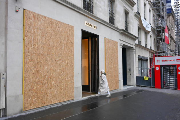 Stores Prepare for Demonstration - Paris Shopkeepers install wooden boards to barricade their shop windows in preparation for demonstration in Paris, France, on October 23, 2026. Photo by Ammar Abd Rabbo ABACAPRESS.COM Paris France  Copyright: xAbdxRabboxAmmar ABACAx