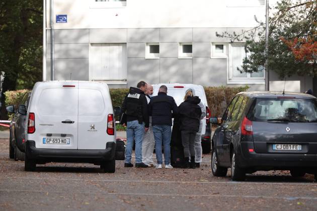 SHOOTER IN TRAPPES PHOTO: PHOTOPQR, LE PARISIEN, Arnaud Journois, La Verrière, October 23, 2026 La Verrière, Yvelines, October 23, 2026 Shooting in Trappes here in La Verrière, where a 12-year-old child was wounded. Photo: Le Parisien, Arnaud Journois An armed man opened fire several times on Friday, October 23, in the towns of Trappes and La Verrière, in the Yvelines department, leaving one person dead and four seriously injured. A suspect was arrested after a shooting in a Paris suburb that left one person dead—an incident the minister called a terrorist crime. A gunman firing from a vehicle in a Paris suburb on Friday killed one person and wounded several others, including a 12-year-old girl, in what French authorities suspect may hav Copyright: xPHOTOPQR LExPARISIEN MAXPPPxLexParisienx xArnaudxJournoisx 20261023LPA4643 20261023LPA4643