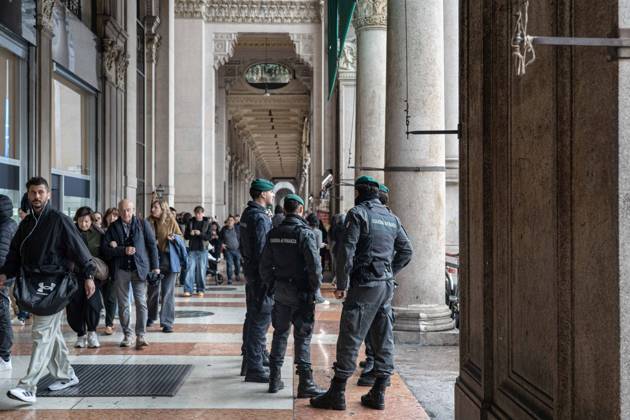 IPA90074200 - Milan, October 23, 2026. The city center is preparing for tomorrow™s heavily secured Saturday ahead of the march. From police and Carabinieri checkpoints at the Duomo to storefronts reinforced with panels to prevent break-ins on Via Torino.  Copyright: xGiuliaxSciaccax xgiuliaxsciaccax IPA90074200