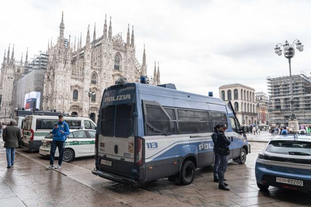 IPA90074204 - Milan, October 23, 2026. The city center is preparing for tomorrow™s heavily secured Saturday ahead of the march. From police and Carabinieri checkpoints at the Duomo to storefronts reinforced with panels to prevent break-ins on Via Torino.  Copyright: xGiuliaxSciaccax xgiuliaxsciaccax IPA90074204