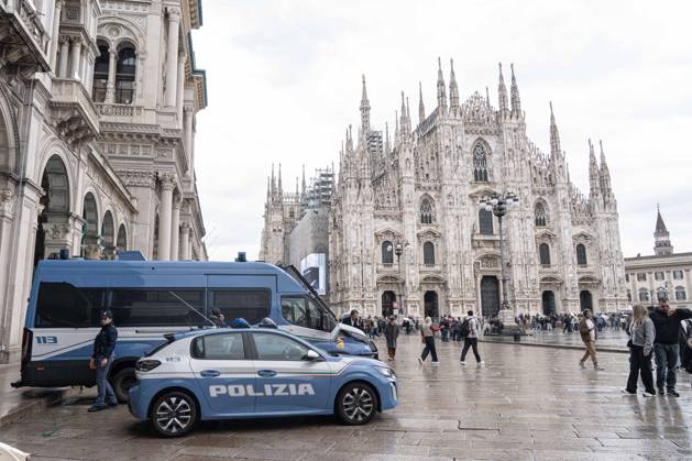 IPA90074206 - Milan, October 23, 2026. The city center is preparing for tomorrow™s heavily secured Saturday ahead of the march. From police and Carabinieri checkpoints at the Duomo to storefronts reinforced with panels to prevent break-ins on Via Torino.  Copyright: xGiuliaxSciaccax xgiuliaxsciaccax IPA90074206