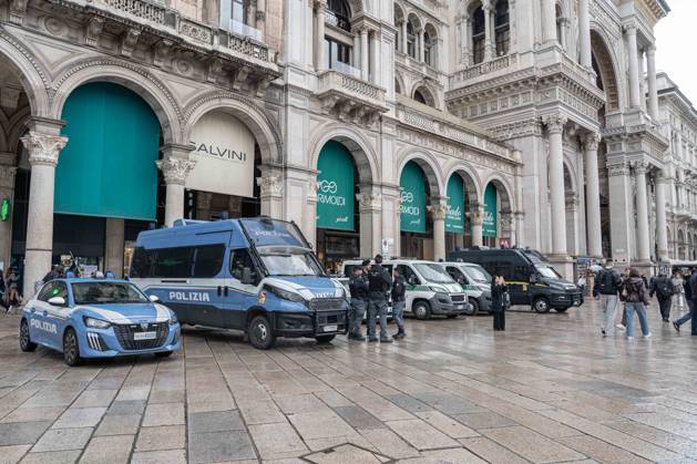 IPA90074207 - Milan, 10 26 23. The city center is preparing for tomorrow™s heavily secured Saturday ahead of the march. From police and Carabinieri checkpoints at the Duomo to storefronts reinforced with panels to prevent break-ins on Via Torino.  Copyright: xGiuliaxSciaccax xgiuliaxsciaccax IPA90074207