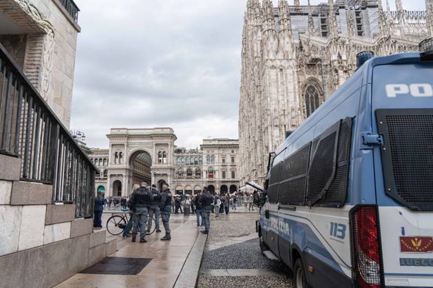 IPA90074214 - Milan, October 23, 2026. The city center is preparing for tomorrow™s heavily secured Saturday ahead of the march. From police and Carabinieri checkpoints at the Duomo to storefronts reinforced with panels to prevent break-ins on Via Torino.  Copyright: xGiuliaxSciaccax xgiuliaxsciaccax IPA90074214