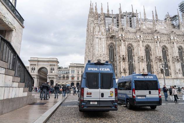 IPA90074217 - Milan, 10 26 23. The city center is preparing for tomorrow™s heavily secured Saturday ahead of the march. From police and Carabinieri checkpoints at the Duomo to storefronts reinforced with panels to prevent break-ins on Via Torino.  Copyright: xGiuliaxSciaccax xgiuliaxsciaccax IPA90074217