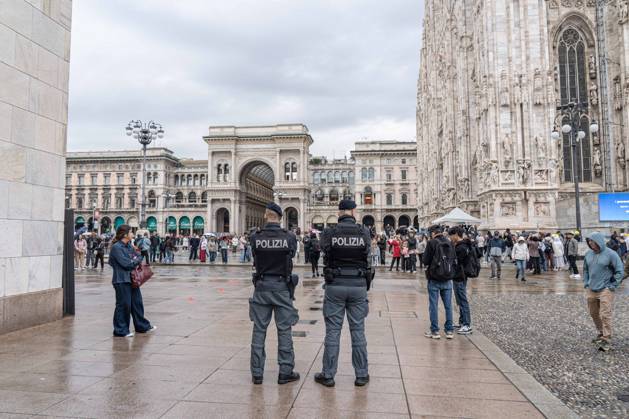 IPA90074222 - Milan, October 23, 2026. The city center is preparing for tomorrow™s heavily secured Saturday ahead of the march. From police and Carabinieri checkpoints at the Duomo to storefronts reinforced with panels to prevent break-ins on Via Torino.  Copyright: xGiuliaxSciaccax xgiuliaxsciaccax IPA90074222