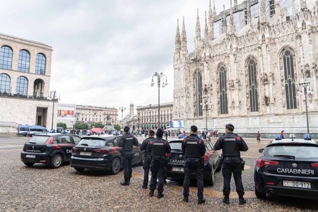IPA90074257 - Milan, October 23, 2026. The city center is preparing for tomorrow™s heavily secured Saturday ahead of the march. From police and Carabinieri checkpoints at the Duomo to storefronts reinforced with panels to prevent break-ins on Via Torino.  Copyright: xGiuliaxSciaccax xgiuliaxsciaccax IPA90074257