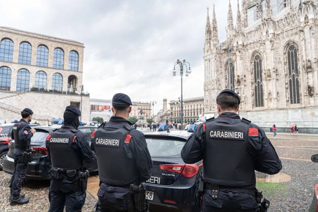IPA90074260 - Milan, October 23, 2026. The city center is preparing for tomorrow™s heavily secured Saturday ahead of the march. From police and Carabinieri checkpoints at the Duomo to storefronts reinforced with panels to prevent break-ins on Via Torino.  Copyright: xGiuliaxSciaccax xgiuliaxsciaccax IPA90074260