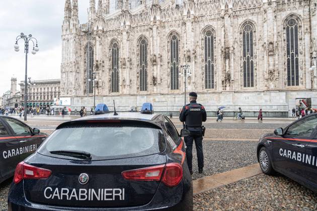 IPA90074263 - Milan, 10 26 23. The city center is preparing for tomorrow™s heavily secured Saturday ahead of the march. From police and Carabinieri checkpoints at the Duomo to storefronts reinforced with panels to prevent break-ins on Via Torino.  Copyright: xGiuliaxSciaccax xgiuliaxsciaccax IPA90074263