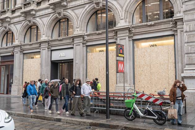 IPA90074289 - Milan, October 23, 2026. The city center is preparing for tomorrow™s heavily secured Saturday ahead of the march. From police and Carabinieri checkpoints at the Duomo to storefronts on Via Torino reinforced with panels to prevent break-ins. Pictured: Via Torino, where some stores are already shielded with panels, while others have no protection whatsoever.  Copyright: xGiuliaxSciaccax xgiuliaxsciaccax IPA90074289