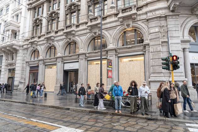 IPA90074291 - Milan, October 23, 2026. The city center is preparing for tomorrow™s heavily secured Saturday ahead of the march. From police and Carabinieri checkpoints at the Duomo to storefronts reinforced with panels to prevent break-ins on Via Torino. Pictured: Via Torino, where some stores are already shielded with panels, while others have no protection whatsoever.  Copyright: xGiuliaxSciaccax xgiuliaxsciaccax IPA90074291