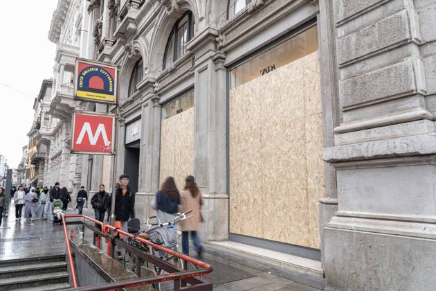 IPA90074294 - Milan, October 23, 2026. The city center is preparing for tomorrow™s heavily secured Saturday ahead of the march. From police and Carabinieri checkpoints at the Duomo to storefronts reinforced with panels to prevent break-ins on Via Torino. Pictured: Via Torino, where some stores are already shielded with panels, while others have no protection whatsoever.  Copyright: xGiuliaxSciaccax xgiuliaxsciaccax IPA90074294