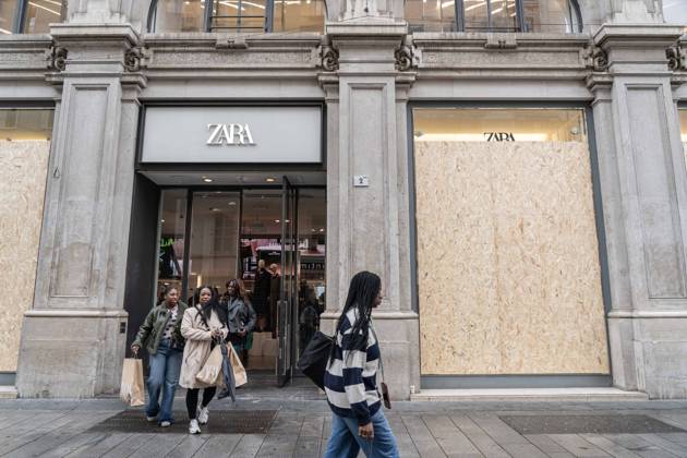 IPA90074297 - Milan, October 23, 2026. The city center is preparing for tomorrow™s heavily secured Saturday ahead of the march. From police and Carabinieri checkpoints at the Duomo to storefronts reinforced with panels to prevent break-ins on Via Torino. Pictured: Via Torino, where some stores are already shielded with panels, while others have no protection whatsoever.  Copyright: xGiuliaxSciaccax xgiuliaxsciaccax IPA90074297