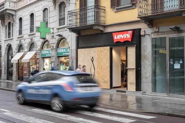IPA90074324 - Milan, October 23, 2026. The city center is preparing for tomorrow™s heavily secured Saturday ahead of the march. From police and Carabinieri checkpoints at the Duomo to storefronts reinforced with panels to prevent break-ins on Via Torino. Pictured: Via Torino, where some stores are already shielded with panels, while others have no protection whatsoever.  Copyright: xGiuliaxSciaccax xgiuliaxsciaccax IPA90074324
