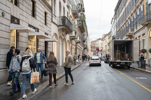 IPA90074402 - Milan, 10 26 23: The city center is preparing for tomorrow™s heavily secured Saturday ahead of the march. From police and Carabinieri checkpoints at the Duomo to storefronts reinforced with panels to prevent break-ins on Via Torino. In the photo, Via Montenapoleone, on the other hand, shows few protective measures; the storefronts are set up as usual.  Copyright: xGiuliaxSciaccax xgiuliaxsciaccax IPA90074402