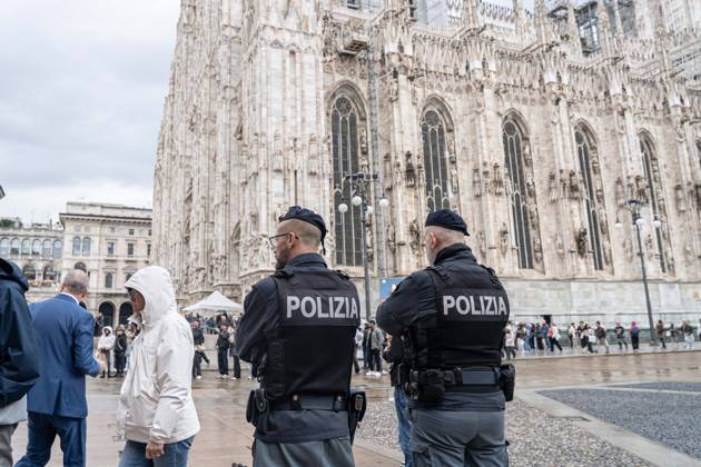 IPA90074231 - Milan, 10 26 23. The city center is preparing for tomorrow™s heavily secured Saturday ahead of the march. From police and Carabinieri checkpoints at the Duomo to storefronts reinforced with panels to prevent break-ins on Via Torino.  Copyright: xGiuliaxSciaccax xgiuliaxsciaccax IPA90074231