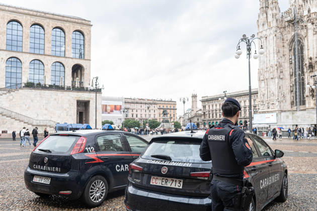 IPA90074273 - Milan, 10 26 23. The city center is preparing for tomorrow™s heavily secured Saturday ahead of the march. From police and Carabinieri checkpoints at the Duomo to storefronts reinforced with panels to prevent break-ins on Via Torino.  Copyright: xGiuliaxSciaccax xgiuliaxsciaccax IPA90074273