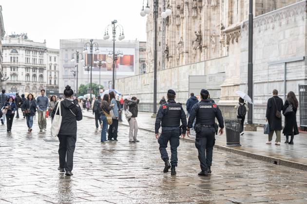 IPA90074276 - Milan, 10 26 23. The city center is preparing for tomorrow™s heavily secured Saturday ahead of the march. From police and Carabinieri checkpoints at the Duomo to storefronts reinforced with panels to prevent break-ins on Via Torino.  Copyright: xGiuliaxSciaccax xgiuliaxsciaccax IPA90074276