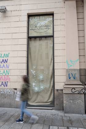 IPA90074333 - Milan, October 23, 2026. The city center is preparing for tomorrow™s heavily secured Saturday ahead of the march. From police and Carabinieri checkpoints at the Duomo to storefronts reinforced with panels to prevent break-ins on Via Torino. Pictured: Via Torino, where some stores are already shielded with panels, while others have no protection whatsoever.  Copyright: xGiuliaxSciaccax xgiuliaxsciaccax IPA90074333