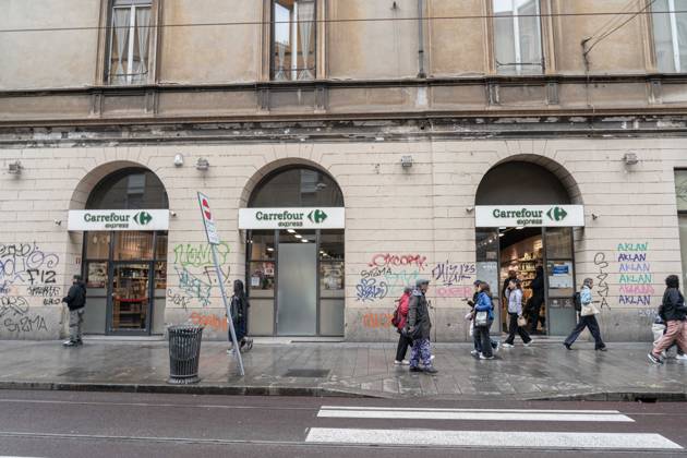 IPA90074347 - Milan, October 23, 2026. The city center is preparing for tomorrow™s heavily secured Saturday ahead of the march. From police and Carabinieri checkpoints at the Duomo to storefronts reinforced with panels to prevent break-ins on Via Torino. Pictured: Via Torino, where some stores are already shielded with panels, while others have no protection whatsoever.  Copyright: xGiuliaxSciaccax xgiuliaxsciaccax IPA90074347