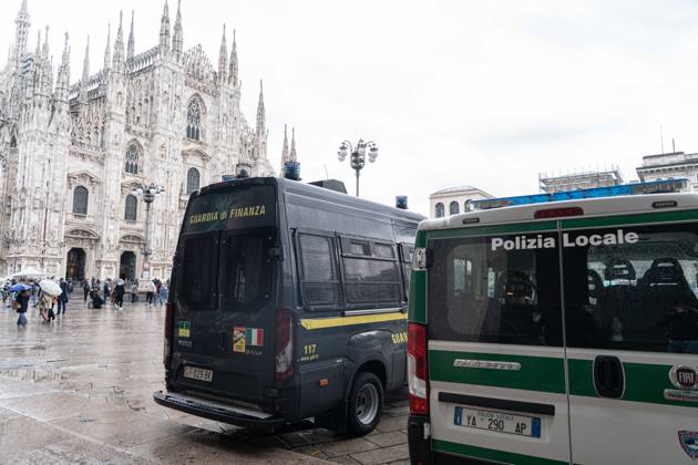 IPA90074198 - Milan, 10 26 23. The city center is preparing for tomorrow™s heavily secured Saturday ahead of the march. From police and Carabinieri checkpoints at the Duomo to storefronts reinforced with panels to prevent break-ins on Via Torino.  Copyright: xGiuliaxSciaccax xgiuliaxsciaccax IPA90074198