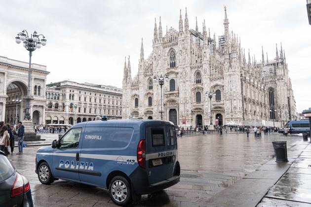 IPA90074211 - Milan, October 23, 2026. The city center is preparing for tomorrow™s heavily secured Saturday ahead of the march. From police and Carabinieri checkpoints at the Duomo to storefronts reinforced with panels to prevent break-ins on Via Torino.  Copyright: xGiuliaxSciaccax xgiuliaxsciaccax IPA90074211