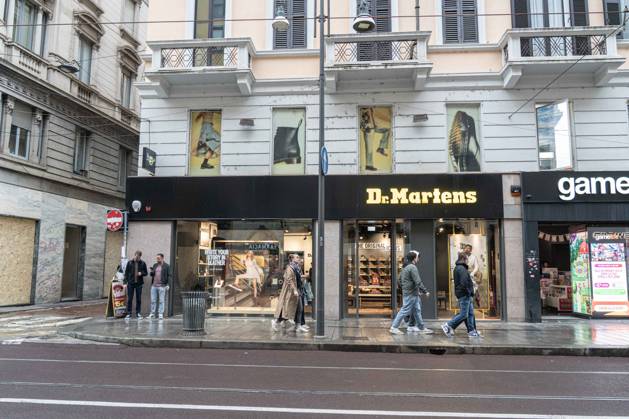 IPA90074364 - Milan, October 23, 2026. The city center is preparing for tomorrow™s heavily secured Saturday ahead of the march. From police and Carabinieri checkpoints at the Duomo to storefronts reinforced with panels to prevent break-ins on Via Torino. Pictured: Via Torino, where some stores are already shielded with panels, while others have no protection whatsoever. Copyright: xGiuliaxSciaccax xgiuliaxsciaccax IPA90074364