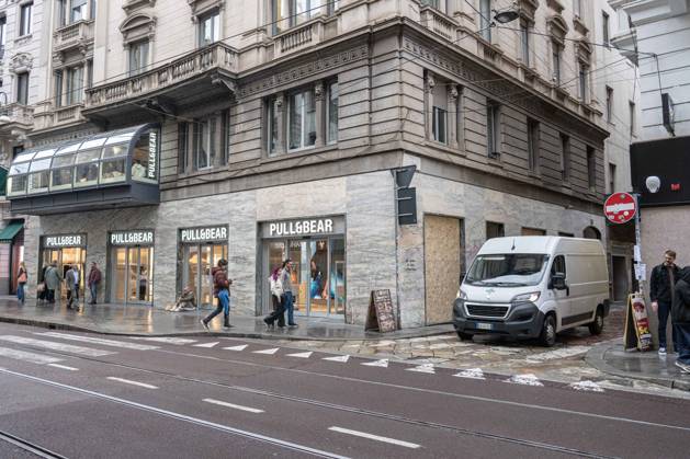 IPA90074368 - Milan, October 23, 2026. The city center is preparing for tomorrow™s heavily secured Saturday ahead of the march. From police and Carabinieri checkpoints at the Duomo to storefronts reinforced with panels to prevent break-ins on Via Torino. Pictured: Via Torino, where some stores are already shielded with panels, while others have no protection whatsoever. Copyright: xGiuliaxSciaccax xgiuliaxsciaccax IPA90074368