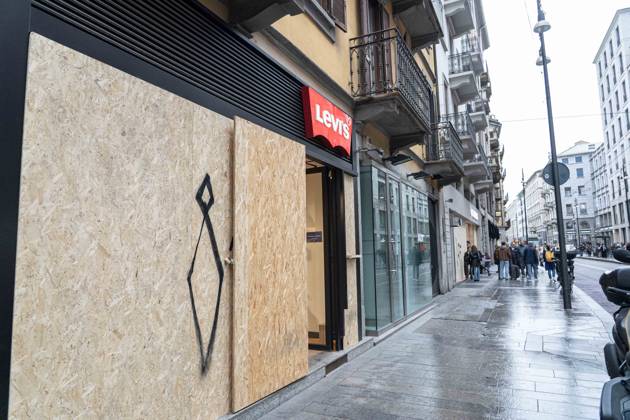 IPA90074373 - Milan, October 23, 2026. The city center is preparing for tomorrow™s heavily secured Saturday ahead of the march. From police and Carabinieri checkpoints at the Duomo to storefronts on Via Torino reinforced with panels to prevent break-ins. Pictured: Via Torino, where some stores are already shielded with panels, while others have no protection whatsoever. Copyright: xGiuliaxSciaccax xgiuliaxsciaccax IPA90074373