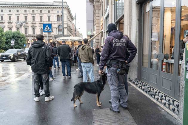 IPA90074397 - Milan, October 23, 2026. The city center is preparing for tomorrow™s heavily secured Saturday ahead of the march. From police and Carabinieri checkpoints at the Duomo to the storefronts on Via Torino, which have been reinforced with panels to prevent them from being smashed. The photo also shows the K-9 unit at the Duomo. Copyright: xGiuliaxSciaccax xgiuliaxsciaccax IPA90074397