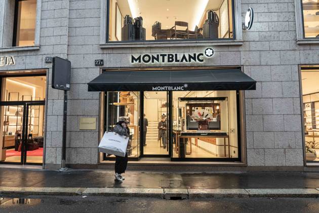 IPA90074399 - Milan, October 23, 2026. The city center is preparing for tomorrow™s heavily secured Saturday ahead of the march. From police and Carabinieri checkpoints at the Duomo to storefronts reinforced with panels to prevent break-ins on Via Torino. In the photo, Via Montenapoleone, on the other hand, shows few protective measures; the storefronts are set up as usual. Copyright: xGiuliaxSciaccax xgiuliaxsciaccax IPA90074399