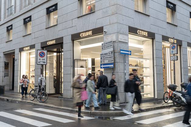IPA90074404 - Milan, October 23, 2026. The city center is preparing for tomorrow™s heavily secured Saturday ahead of the march. From police and Carabinieri checkpoints at the Duomo to storefronts reinforced with panels to prevent break-ins on Via Torino. In the photo, Via Montenapoleone, on the other hand, shows few protective measures; the storefronts are set up as usual. Copyright: xGiuliaxSciaccax xgiuliaxsciaccax IPA90074404