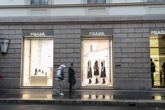 IPA90074407 - Milan, October 23, 2026. The city center is preparing for tomorrow™s heavily secured Saturday ahead of the march. From police and Carabinieri checkpoints at the Duomo to storefronts reinforced with panels to prevent break-ins on Via Torino. In the photo, Via Montenapoleone, on the other hand, shows few protective measures; the storefronts are set up as usual. Copyright: xGiuliaxSciaccax xgiuliaxsciaccax IPA90074407