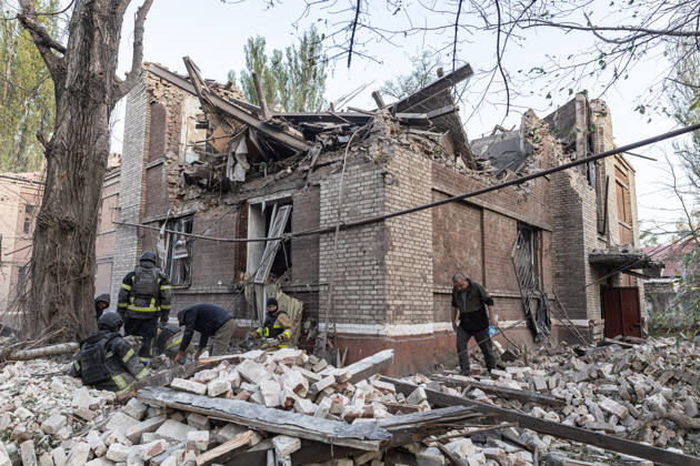 Russian drone attack on a residential building in Kramatorsk KRAMATORSK, UKRAINE - OCTOBER 23: Ukrainian firefighters search through the rubble for a civilian following a Russian air strike on a residential building in Kramatorsk, Ukraine, 23 October 2026 Diego Herrera Carcedo Anadolu Kramatorsk Ukraine. Editorial use only. Please get in touch for any other usage.  Copyright: x2026xAnadoluxDiegoxHerreraxCarcedox