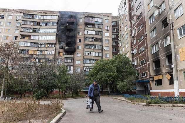 Russian drone attack on a residential building in Kramatorsk KRAMATORSK, UKRAINE - OCTOBER 23: A man walks past a residential building on fire following an attack by a Russian FPV drone in Kramatorsk, Ukraine, 23 October 2026 Diego Herrera Carcedo Anadolu Kramatorsk Ukraine. Editorial use only. Please get in touch for any other usage.  Copyright: x2026xAnadoluxDiegoxHerreraxCarcedox