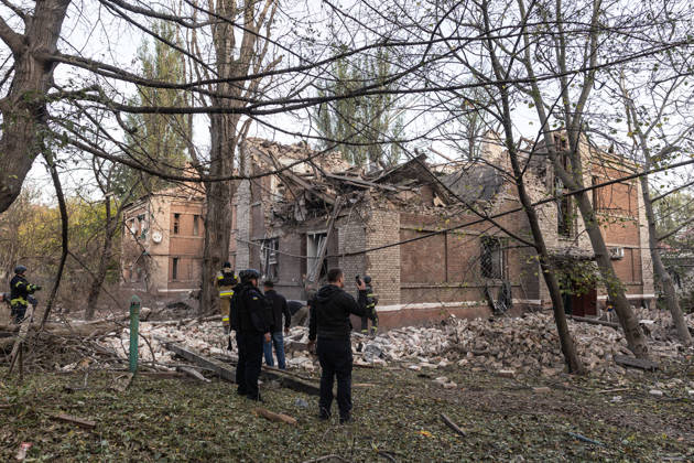 Russian drone attack on a residential building in Kramatorsk KRAMATORSK, UKRAINE - OCTOBER 23: Ukrainian firefighters search through the rubble for a civilian following a Russian air strike on a residential building in Kramatorsk, Ukraine, 23 October 2026 Diego Herrera Carcedo Anadolu Kramatorsk Ukraine. Editorial use only. Please get in touch for any other usage.  Copyright: x2026xAnadoluxDiegoxHerreraxCarcedox