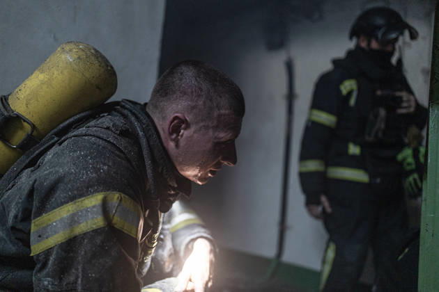 Russian drone attack on a residential building in Kramatorsk KRAMATORSK, UKRAINE - OCTOBER 23: An exhausted firefighter after putting out a fire caused by an attack by a Russian FPV drone in Kramatorsk, Ukraine, 23 October 2026 Diego Herrera Carcedo Anadolu Kramatorsk Ukraine. Editorial use only. Please get in touch for any other usage.  Copyright: x2026xAnadoluxDiegoxHerreraxCarcedox