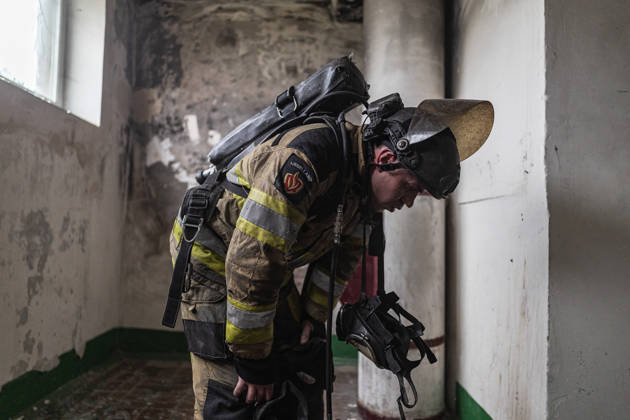 Russian drone attack on a residential building in Kramatorsk KRAMATORSK, UKRAINE - OCTOBER 23: An exhausted firefighter after putting out a fire caused by an attack by a Russian FPV drone in Kramatorsk, Ukraine, 23 October 2026 Diego Herrera Carcedo Anadolu Kramatorsk Ukraine. Editorial use only. Please get in touch for any other usage.  Copyright: x2026xAnadoluxDiegoxHerreraxCarcedox
