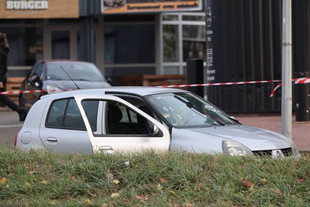 TRAPPES SHOOTER PHOTO PQR LE PARISIEN Le Parisien Arnaud Journois Coignières October 23, 2026 Coignières, Yvelines, October 23, 2026 Trappes Shooting The suspect’s car in Coignières Photo: Le Parisien Arnaud Journois Coignières, France, October 23, 2026 The car belonging to the suspect arrested following a shooting in Trappes, in the Yvelines region. The incident left one person dead and four others injured. An investigation is underway. Coignières, 78, France Copyright: xPHOTOPQR LExPARISIEN MAXPPPxLexParisienx xArnaudxJournoisx 20261023LPA4783 20261023LPA4783