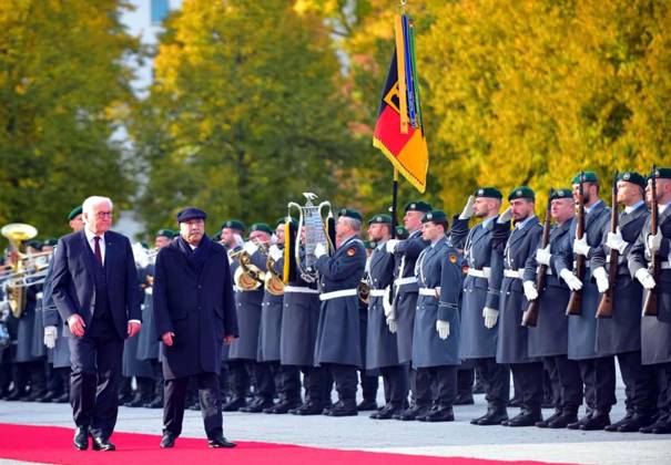President of Pakistan Asif Ali Zardari and German President Frank-Walter Steinmeier Attend Welcome Ceremony in Berlin Berlin, Germany - 23-Oct-2026: President Asif Ali Zardari of Pakistan joined German President Frank-Walter Steinmeier for a formal state ceremony in Berlin on Friday, October 23, 2026. The event featured a Guard of Honour, underscoring the diplomatic ties and mutual respect between Pakistan and Germany. The ceremony took place outdoors, with a military band and soldiers in ceremonial dress marking the occasion. This visit signifies the importance of reinforcing international relationships and cooperation between the two nations. Berlin Pakistan Copyright: xThexgivenxnewsxdoesxnotxmentionxaxspecificxauthorxname.xItxonlyxmentionsx PPIxImages xwhichxlikelyxrefersxtoxthexsourcexorxproviderxofxtheximagexaccompanyingxthexnews.x