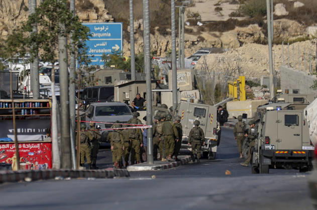 Hebron West Bank Shooting Attack Israeli military forces gather at the entrance to Farsh al-Hawa near Hebron, in the occupied West Bank on October 23, 2026. Journalists were targeted and the area was declared a closed military zone following a Palestinian shooting attack targeting an Israeli military checkpoint at the entrance to Farsh al-Hawa in Hebron. Hebron West Bank Palestinian Territories Copyright: xMosabxShawerx