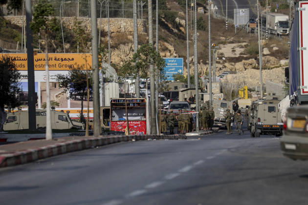 Hebron West Bank Shooting Attack Israeli military forces gather at the entrance to Farsh al-Hawa near Hebron, in the occupied West Bank on October 23, 2026. Journalists were targeted and the area was declared a closed military zone following a Palestinian shooting attack targeting an Israeli military checkpoint at the entrance to Farsh al-Hawa in Hebron. Hebron West Bank Palestinian Territories Copyright: xMosabxShawerx