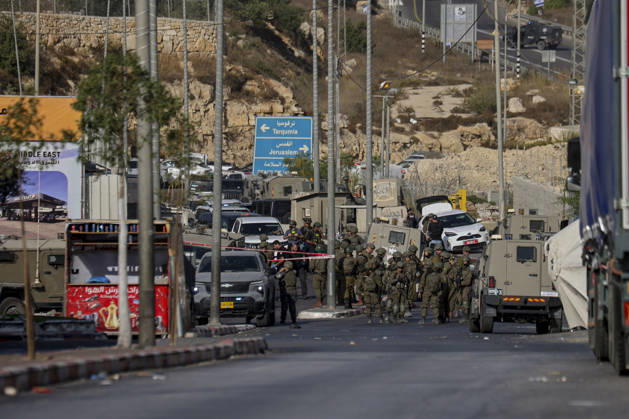 Hebron West Bank Shooting Attack Israeli military forces gather at the entrance to Farsh al-Hawa near Hebron, in the occupied West Bank on October 23, 2026. Journalists were targeted and the area was declared a closed military zone following a Palestinian shooting attack targeting an Israeli military checkpoint at the entrance to Farsh al-Hawa in Hebron. Hebron West Bank Palestinian Territories Copyright: xMosabxShawerx