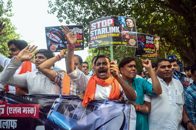 Swadeshi Jagaran Manch Members And Supporters Stage A Protest Against Starlink in New Delhi New Delhi, Oct 23 (ANI): Swadeshi Jagaran Manch members and supporters stage a protest against Tesla CEO Elon Musk s satellite-based internet services, Starlink, in New Delhi on Friday. NEW DELHI Delhi India Copyright: xANIx ANI_20261023107