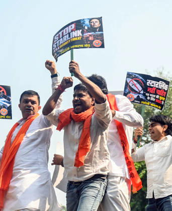 Swadeshi Jagaran Manch Members And Supporters Stage A Protest Against Starlink in New Delhi New Delhi, Oct 23 (ANI): A protester holds a placard and raises slogans during a protest staged by Swadeshi Jagaran Manch members and supporters against Tesla CEO Elon Musk s satellite-based internet service, Starlink, in New Delhi on Friday. NEW DELHI Delhi India Copyright: xANIx ANI_20261023111