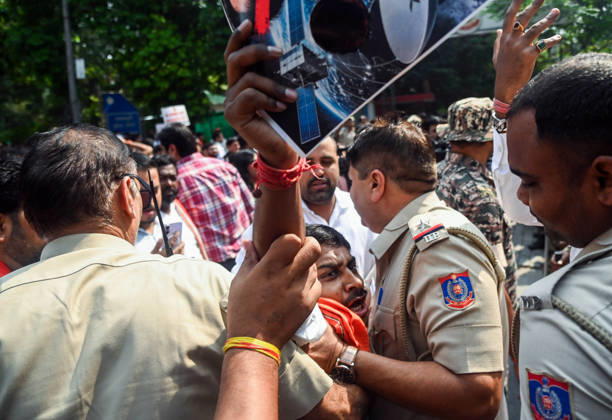 Swadeshi Jagaran Manch Members And Supporters Stage A Protest Against Starlink in New Delhi New Delhi, Oct 23 (ANI): Police try to stop protesters during a protest staged by Swadeshi Jagaran Manch members and supporters against Tesla CEO Elon Musk s satellite-based internet service, Starlink, in New Delhi on Friday. NEW DELHI Delhi India Copyright: xANIx ANI_20261023122